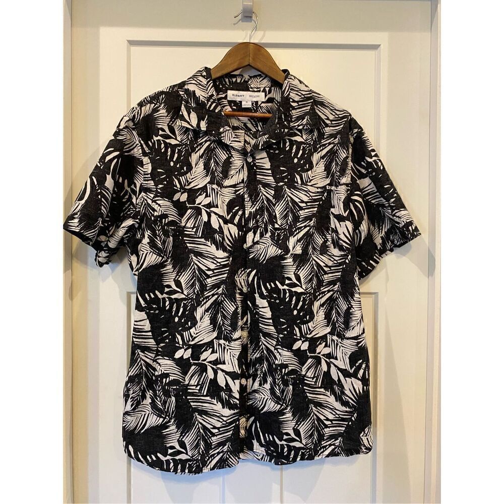 ✅Old Navy Black & white Floral Hawaiian Style Button Down Shirt
